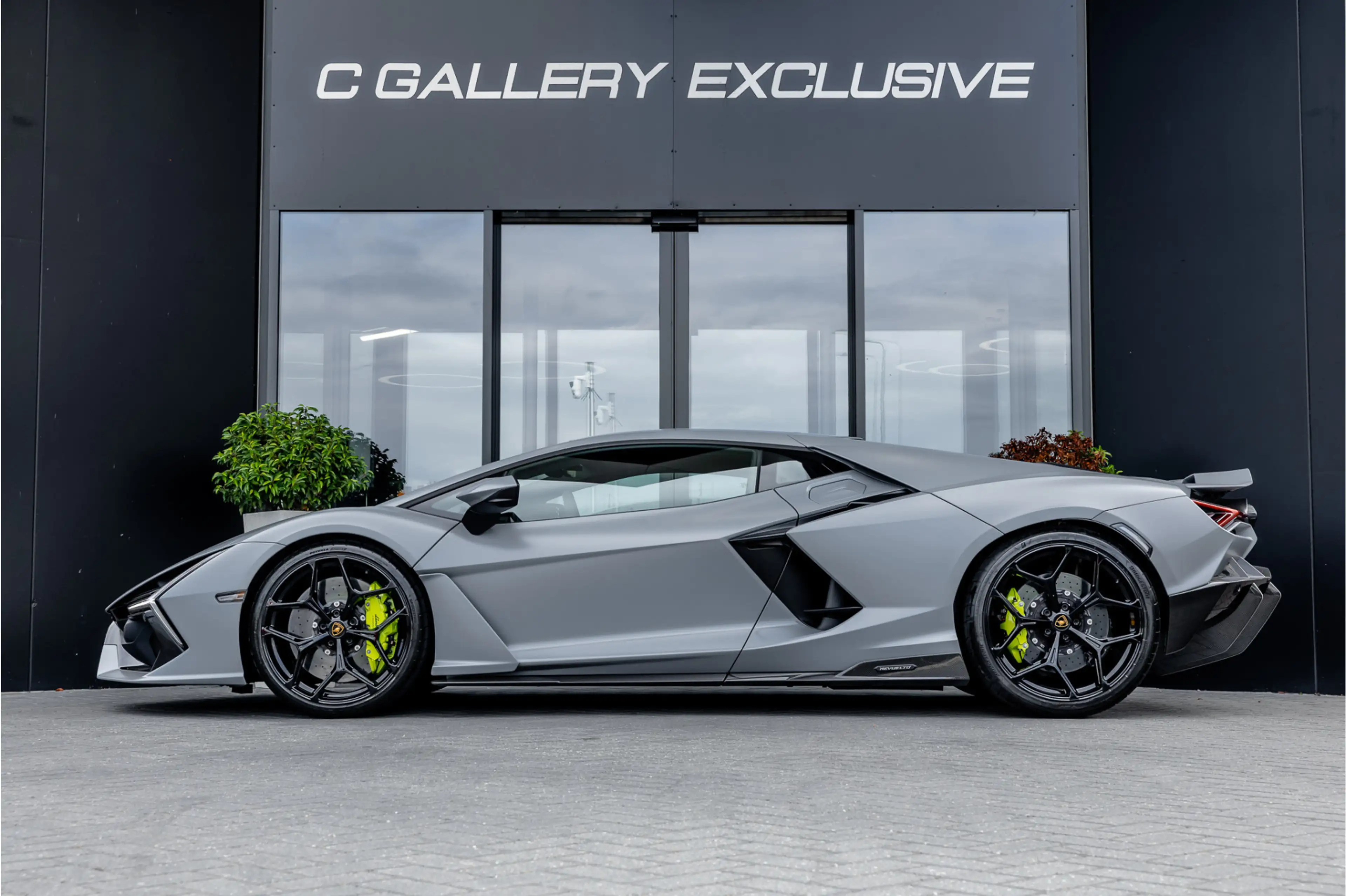 Lamborghini Revuelto 6.5 V12 - Alcantara | Carbon | Passenger Display | — photo 5