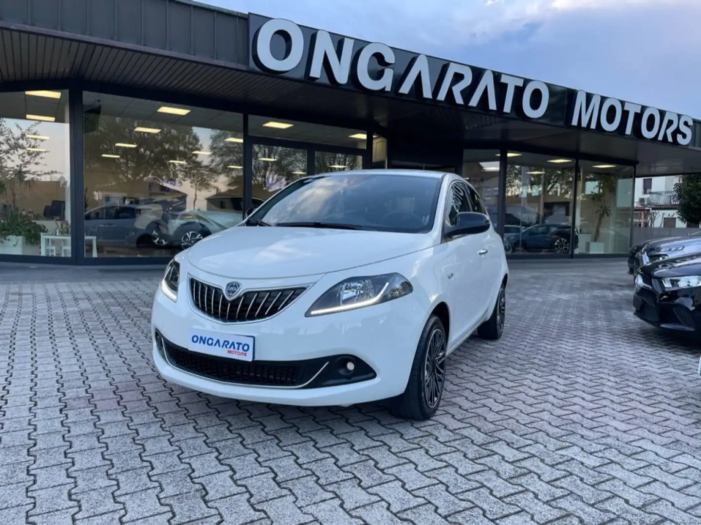 Lancia Ypsilon 1.0 FireFly S&S Hybrid Gold Plus Bianco - 1