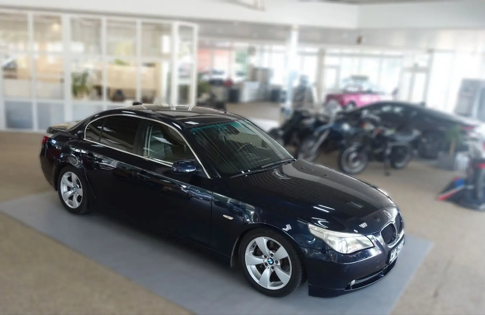 BMW 520 Baureihe 5 Lim. 520i XENON / AHK / SHZ / AUT Blau - 2