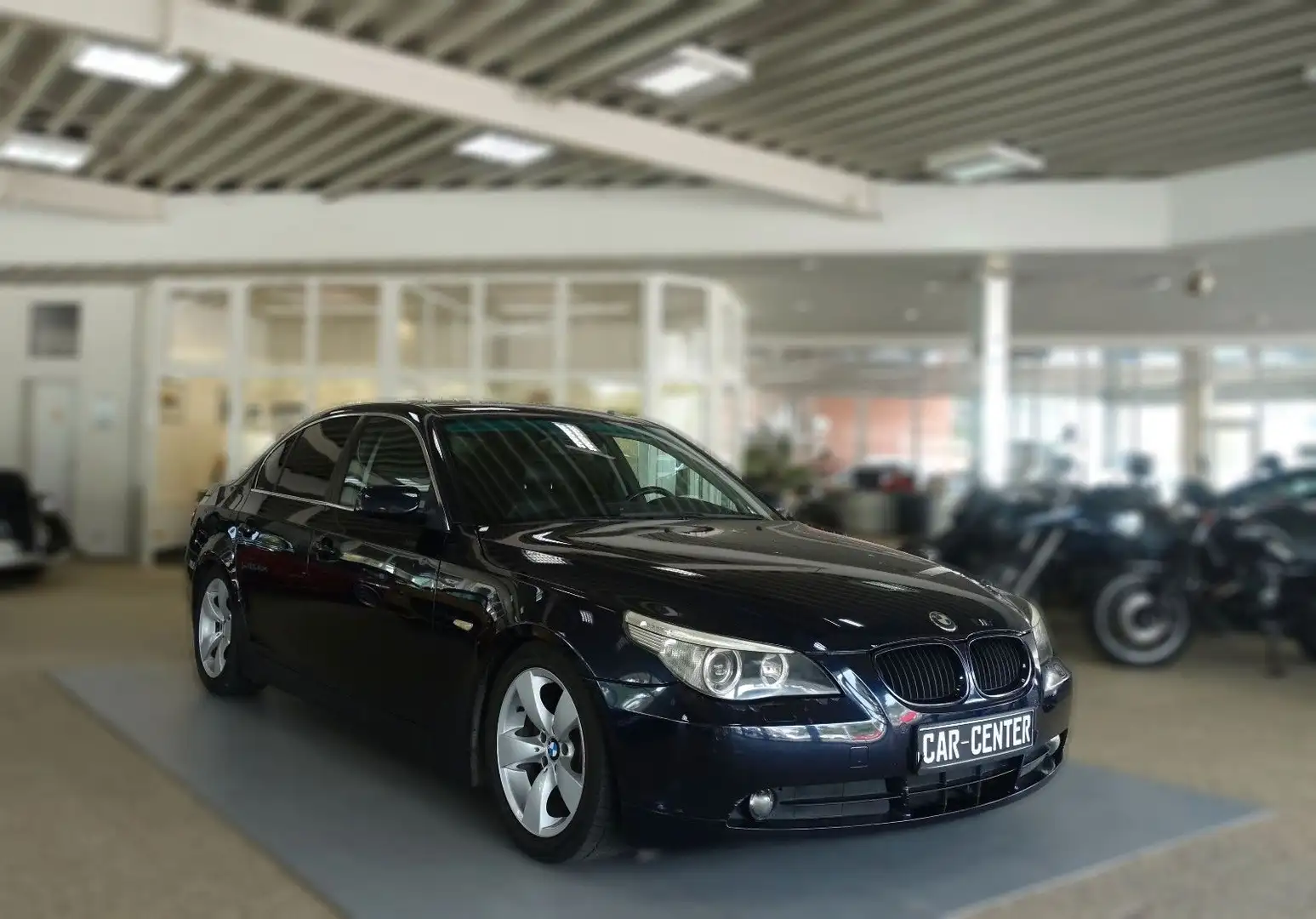BMW 520 Baureihe 5 Lim. 520i XENON / AHK / SHZ / AUT Blau - 1