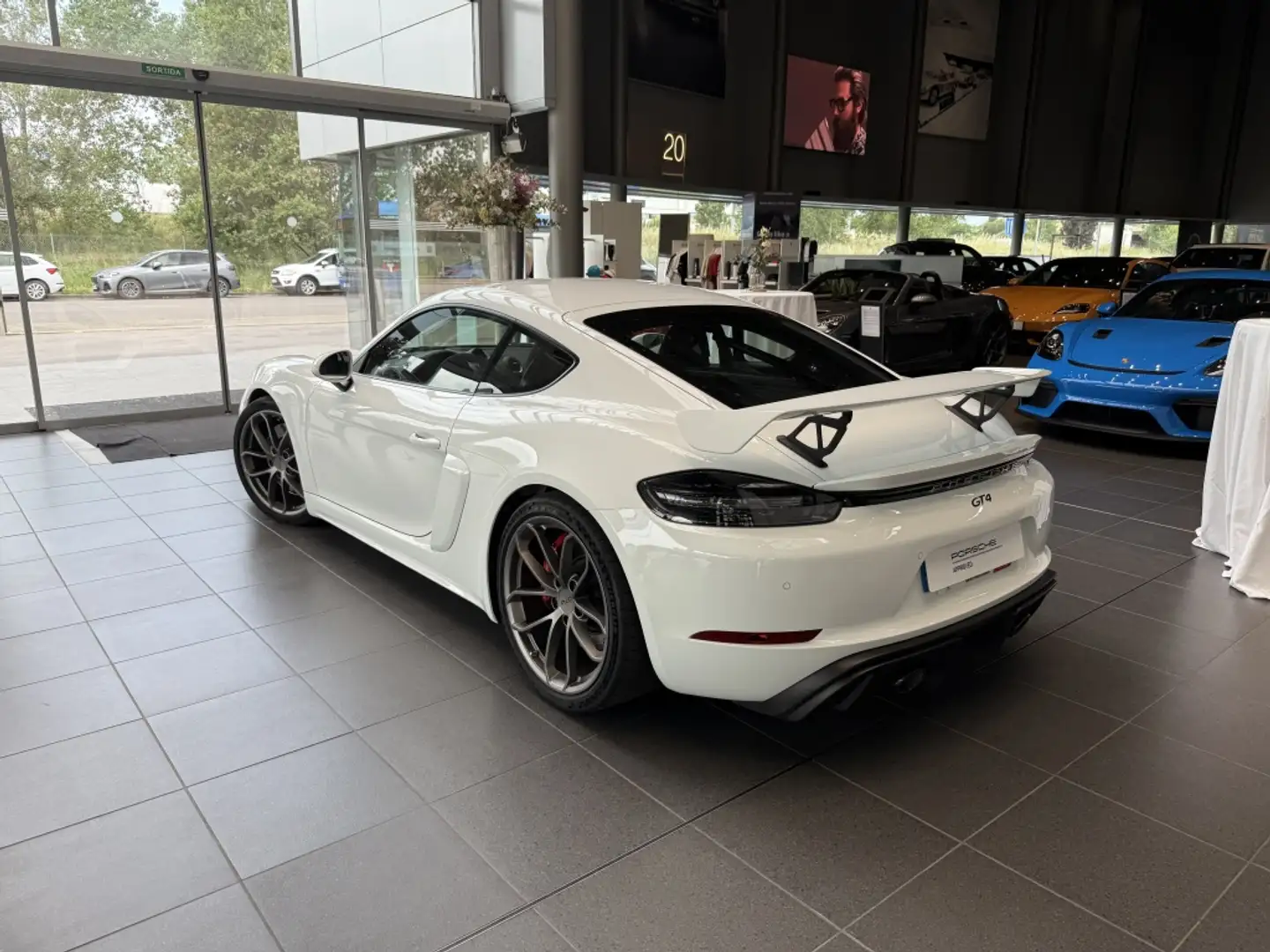 Porsche Cayman GT4 Blanco - 2