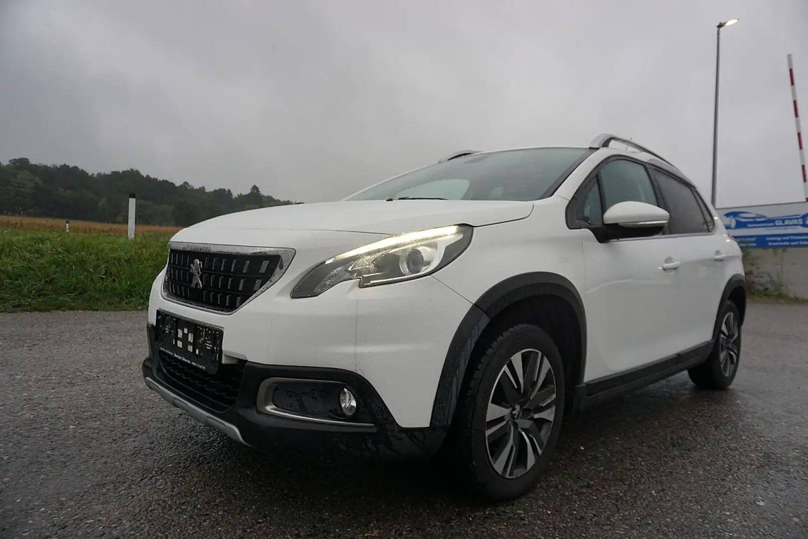 Peugeot 2008 1,2 PureTech 110 S&S Allure Weiß - 2