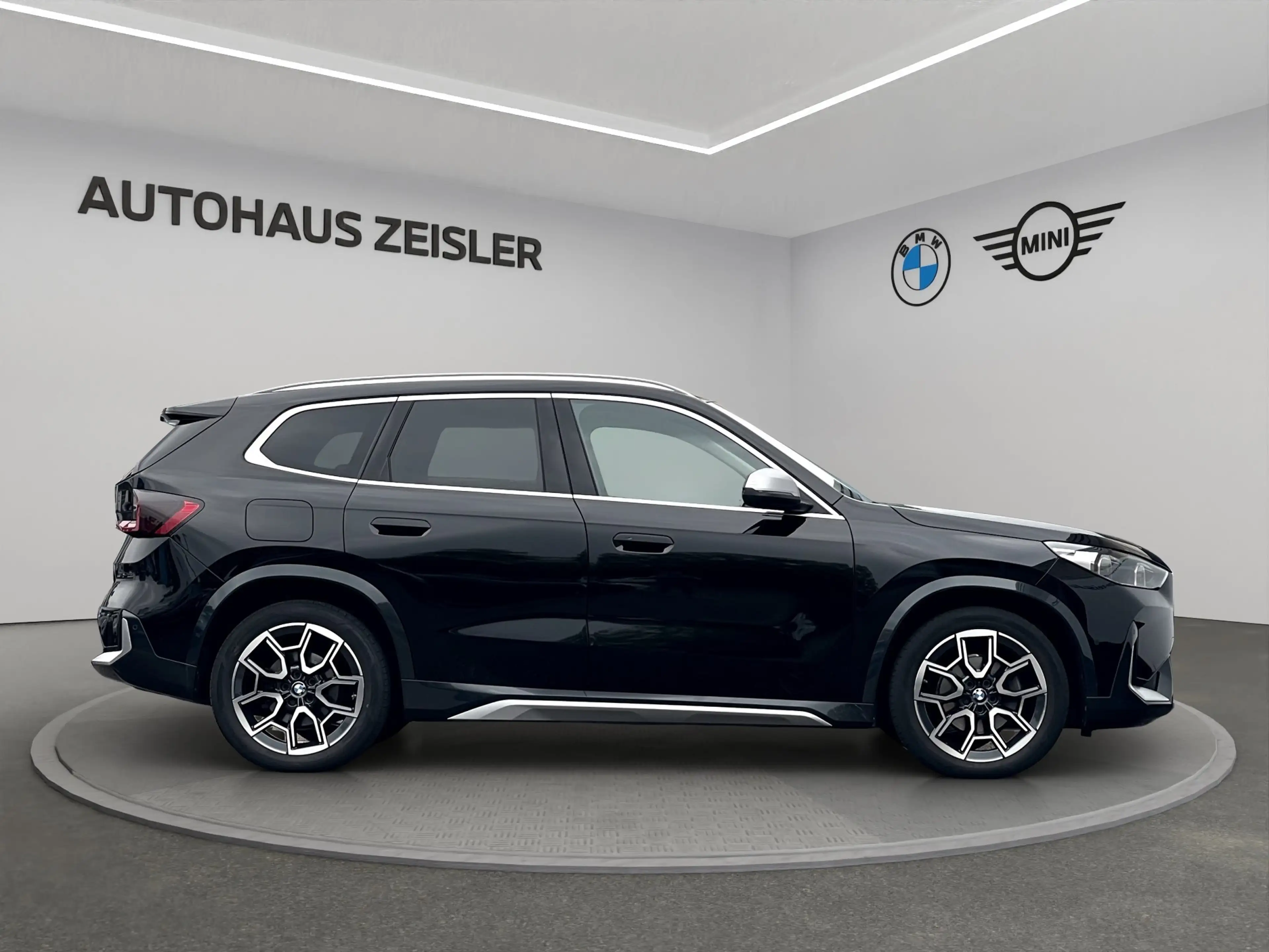 BMW iX1 eDrive20 °xLine° AHK Rückfahrkamera Abstandstempom — photo 3