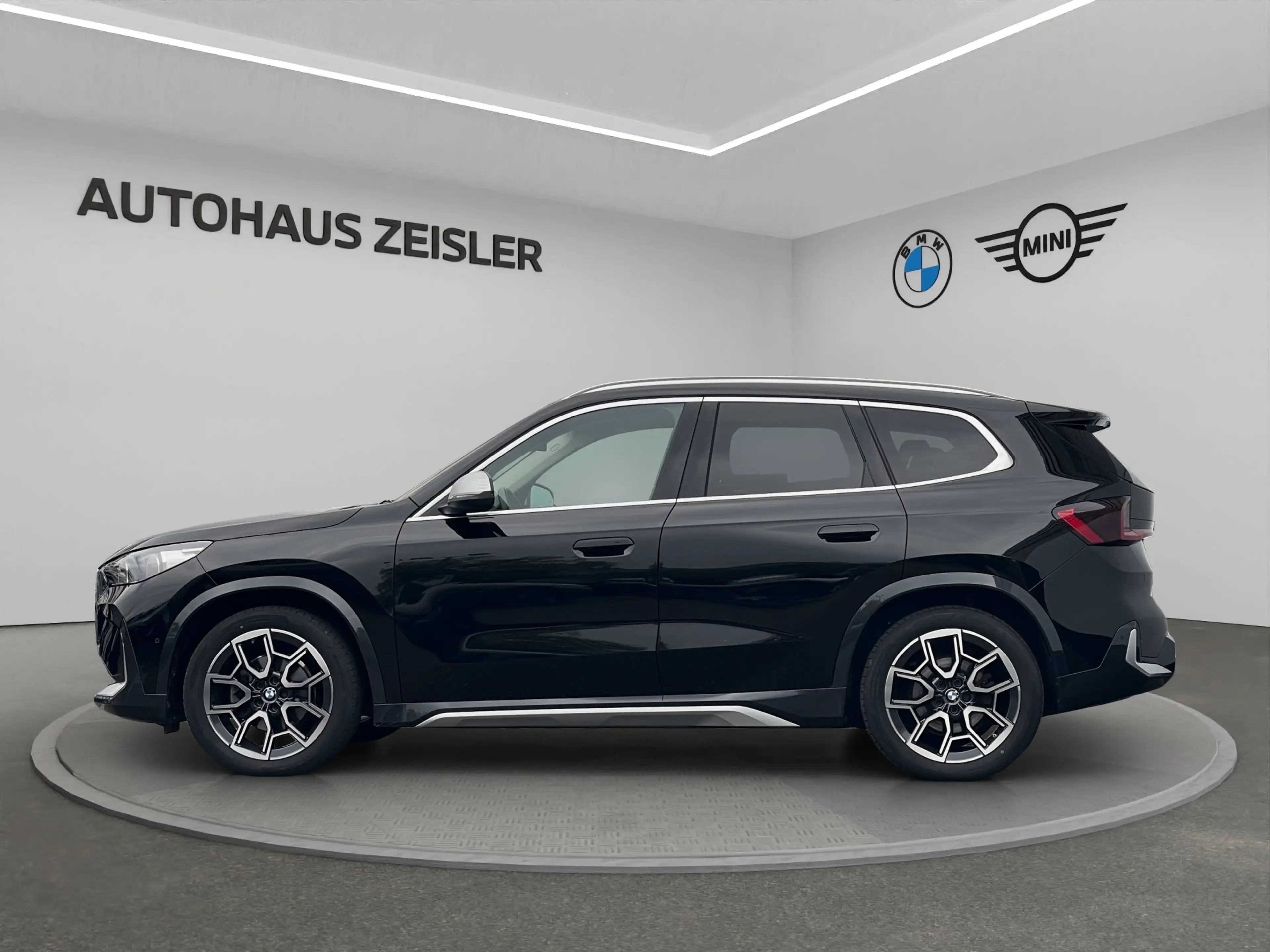 BMW iX1 eDrive20 °xLine° AHK Rückfahrkamera Abstandstempom — photo 4