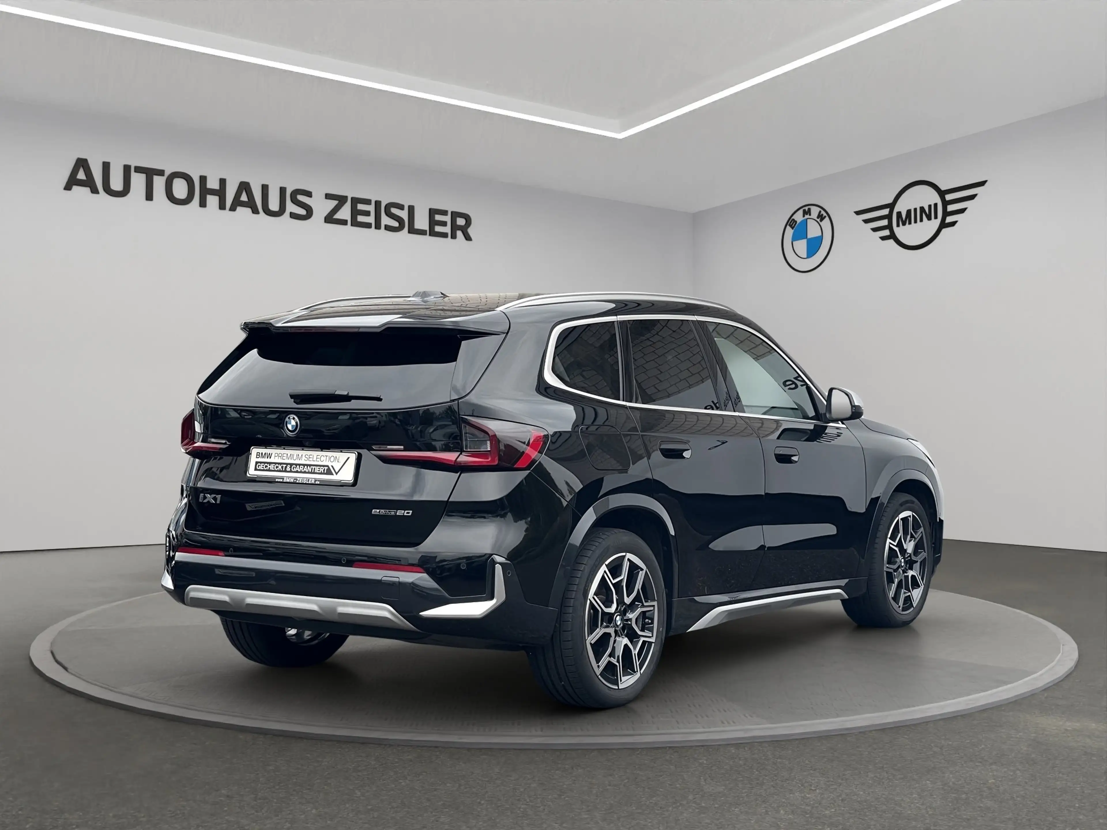 BMW iX1 eDrive20 °xLine° AHK Rückfahrkamera Abstandstempom — photo 2