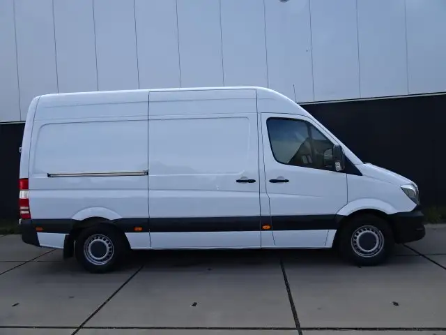 Mercedes-Benz Sprinter view 3