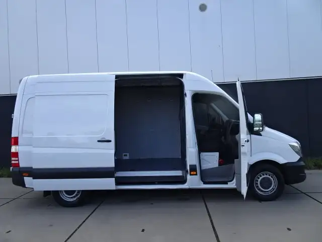Mercedes-Benz Sprinter view 4
