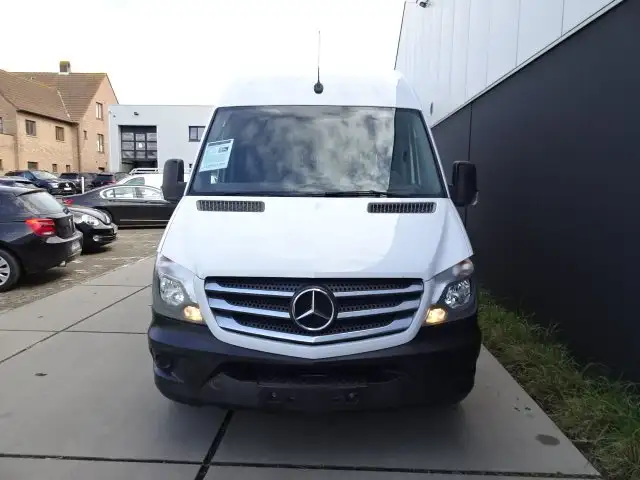 Mercedes-Benz Sprinter view 2