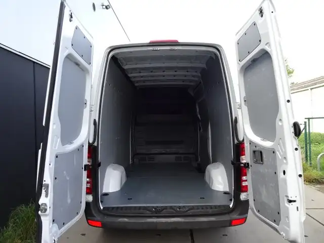 Mercedes-Benz Sprinter view 6