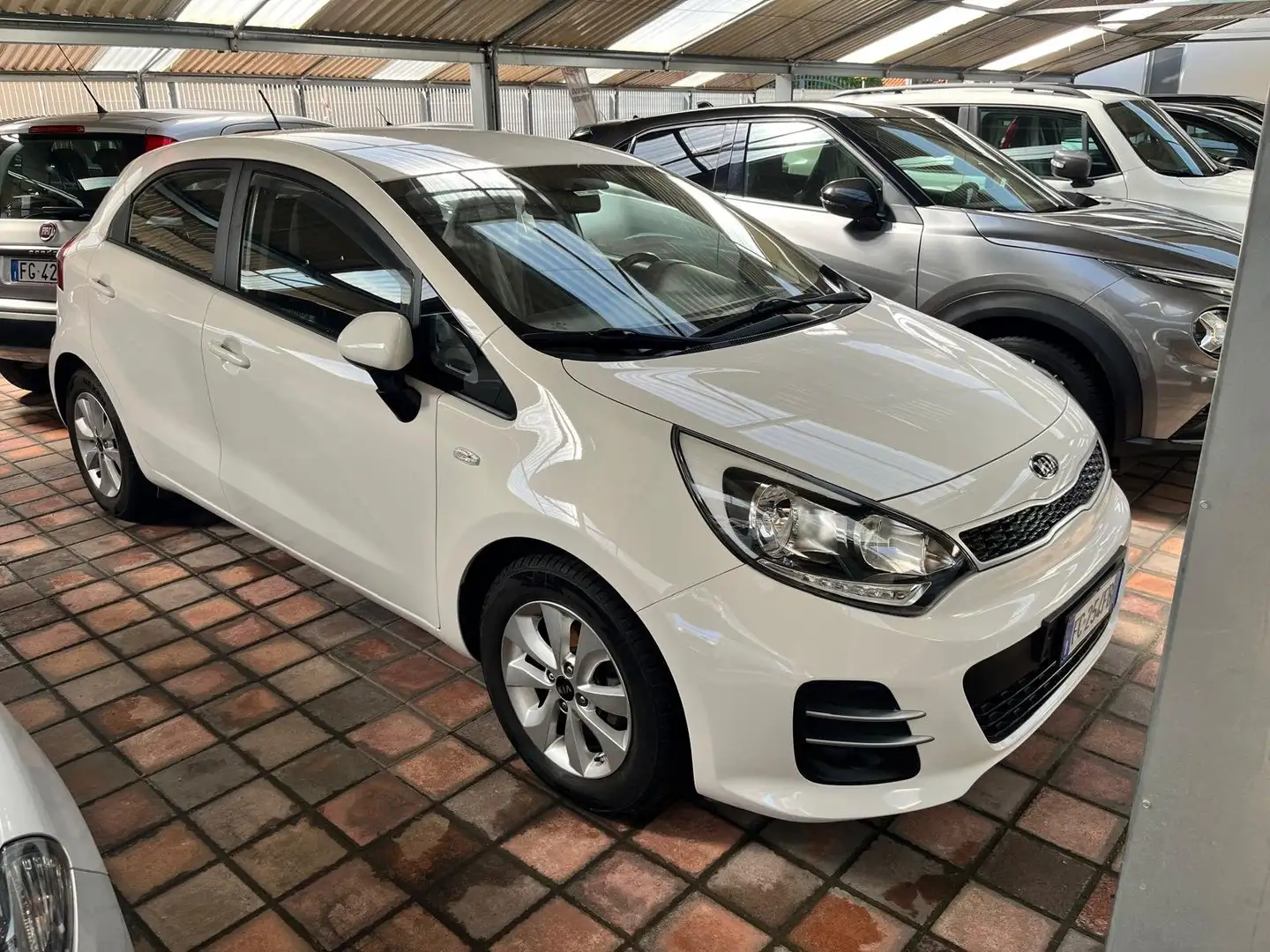 Kia Rio Rio III 2011 5p 1.1 crdi Cool E6 Weiß - 2