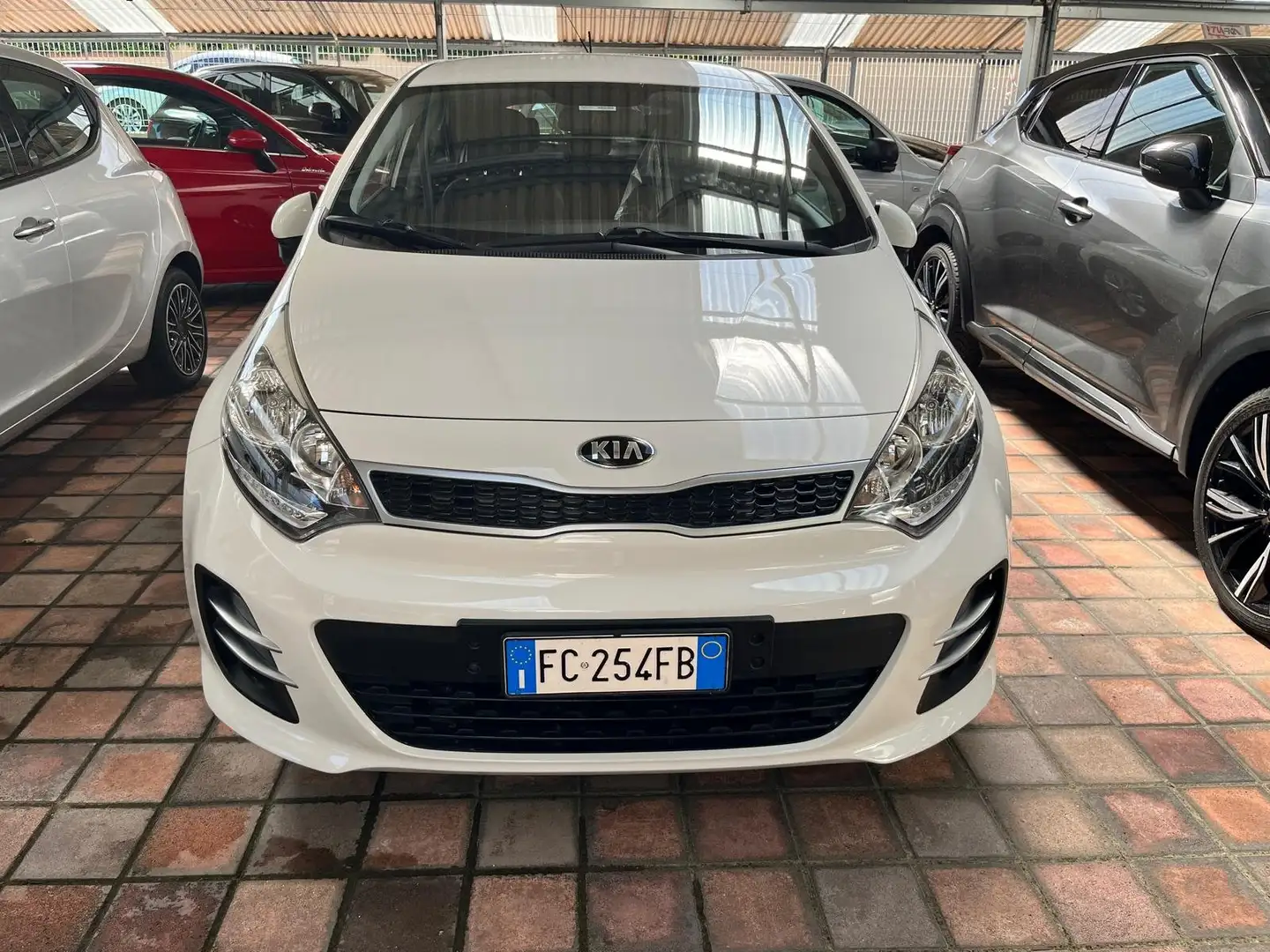 Kia Rio Rio III 2011 5p 1.1 crdi Cool E6 Weiß - 1