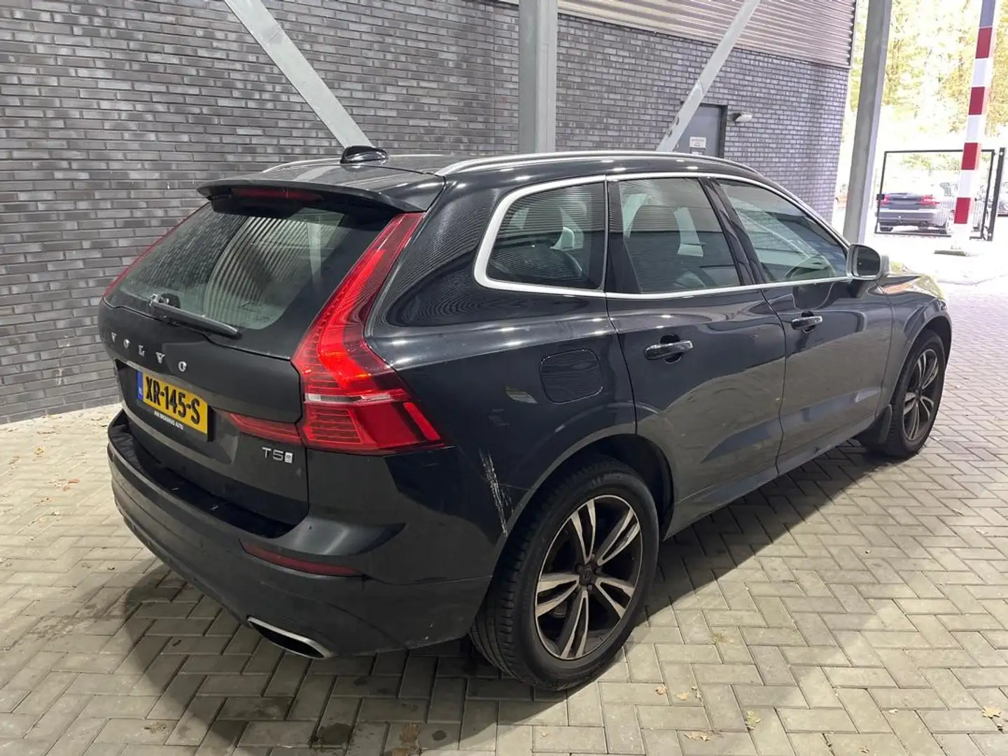 Volvo XC60 T5 R-Design | Panoramadak | Head-Up | ACC | 360° C Zwart - 2