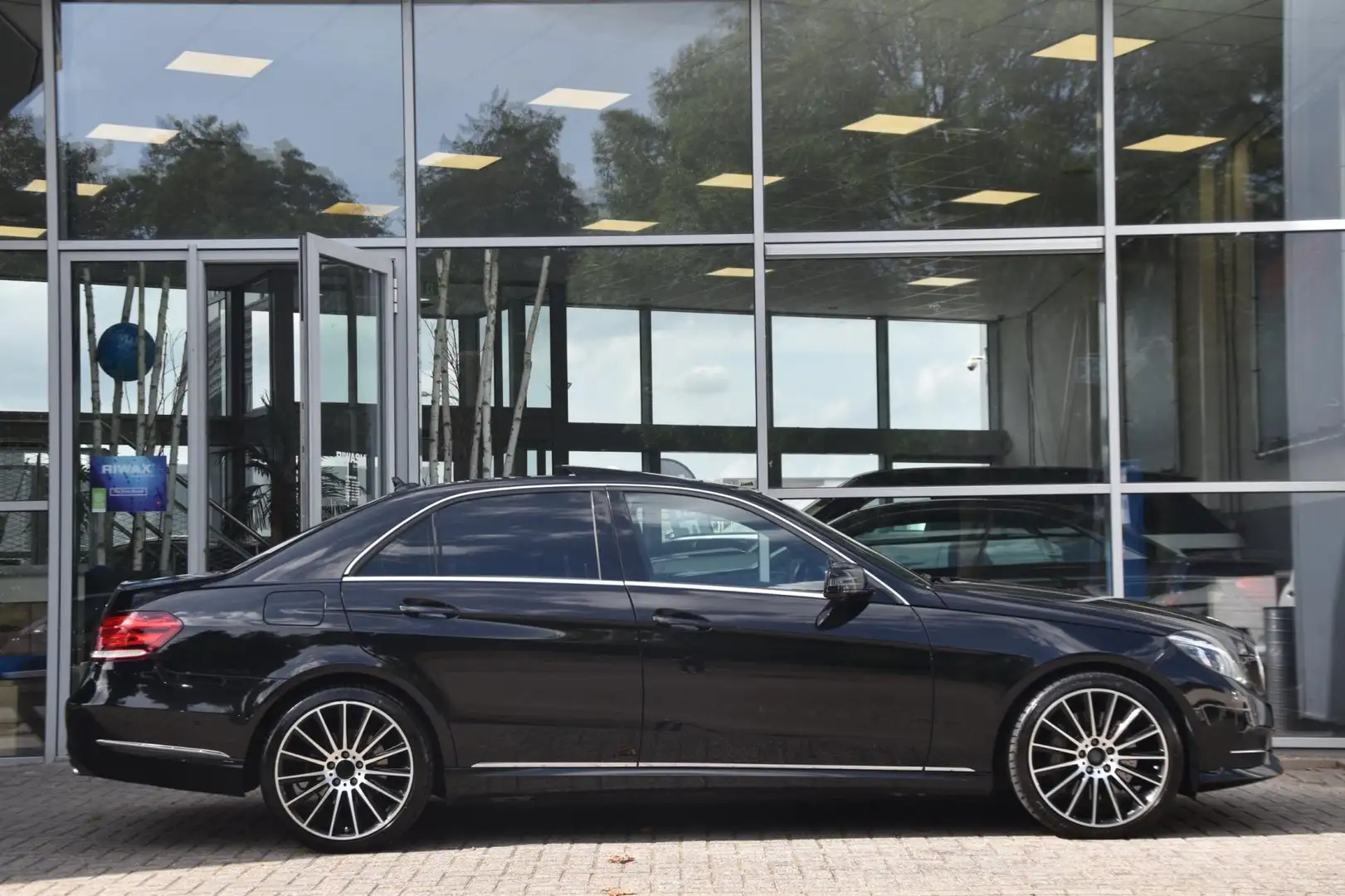 Mercedes-Benz E 400 Avantgarde AMG Aut. Leder 360 Camera Trekhaak Pano Zwart - 2