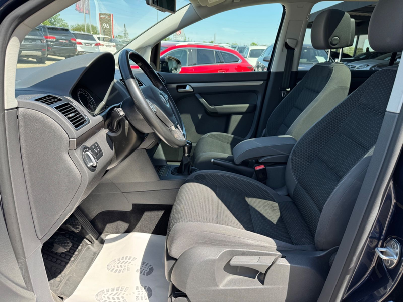 Volkswagen Touran Comfortline BMT Navi Panorama PDC 7.Sitze — photo 14