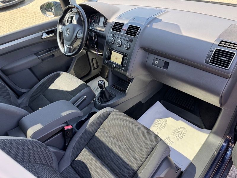 Volkswagen Touran Comfortline BMT Navi Panorama PDC 7.Sitze — photo 12