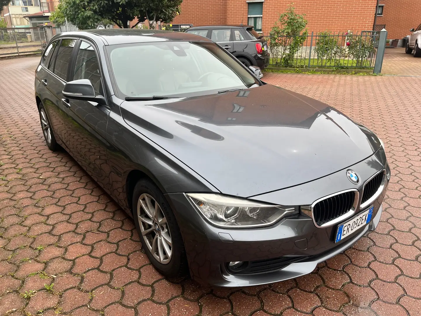 BMW 318 318d TOURING BUSINESS AUTOMATICO Gris - 2