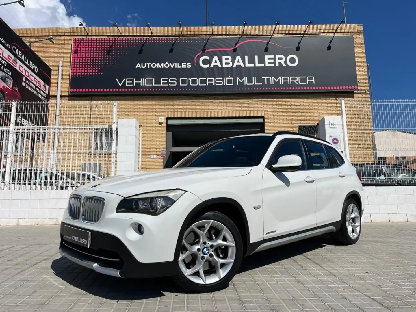 BMW X1 xDrive 28iA Wit - 1