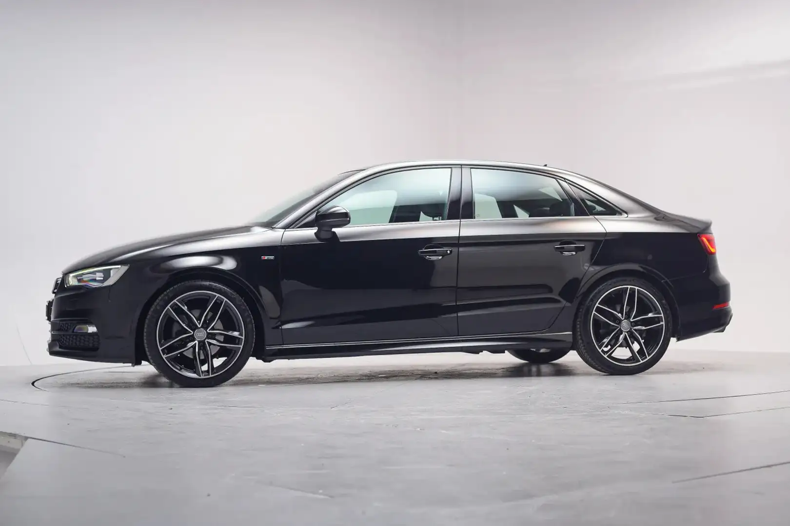 Audi A3 LIMOUSINE 1.4 TFSI COD S-Line [ xenon navi half le Zwart - 2