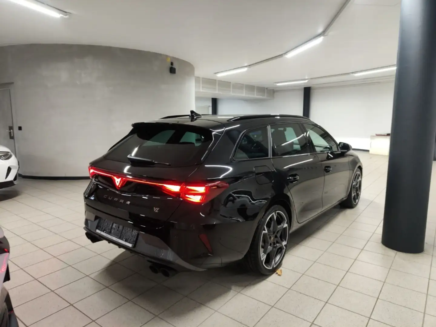 CUPRA Leon Sportstourer 2.0 TSI VZ 245 kW 4Drive AD El. Panod Schwarz - 2