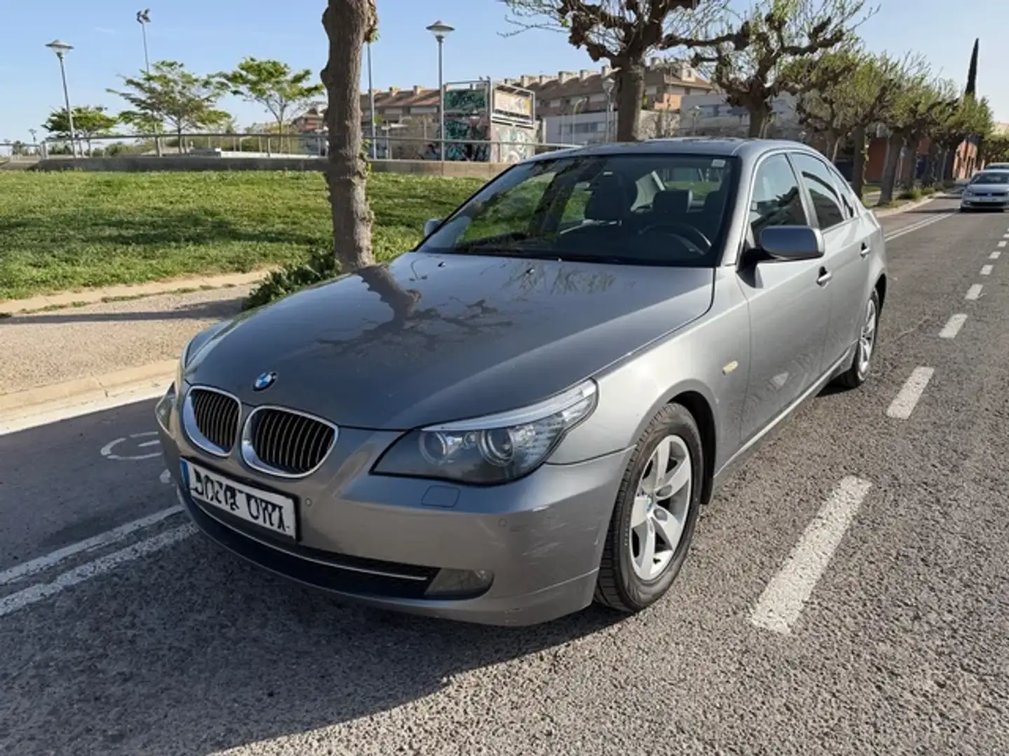 BMW 525 525d Aut. Gris - 1