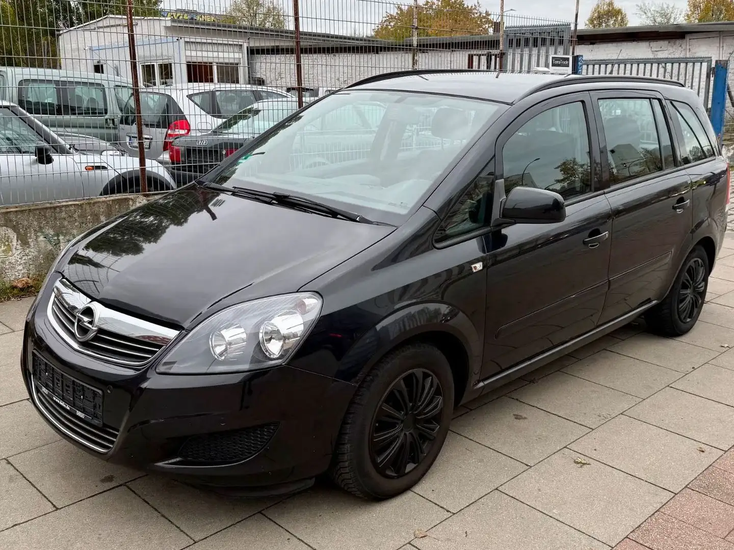 Opel Zafira B Family / TÜV NEU Schwarz - 1