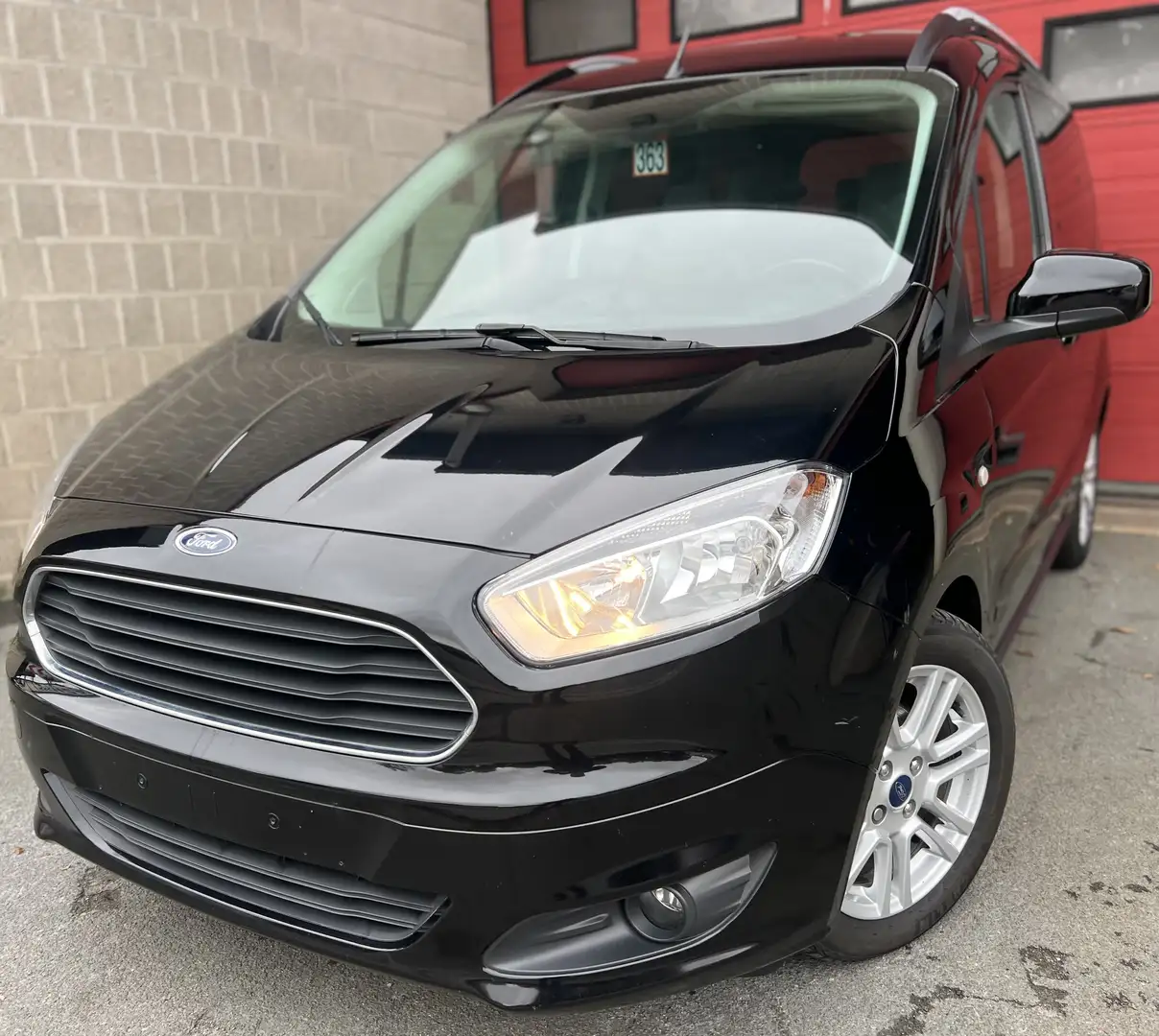 Ford Tourneo Courier 1.0 EcoBoost + CLIM + CAR-PASS + 5 PL Noir - 1