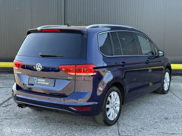 Volkswagen Touran view 3