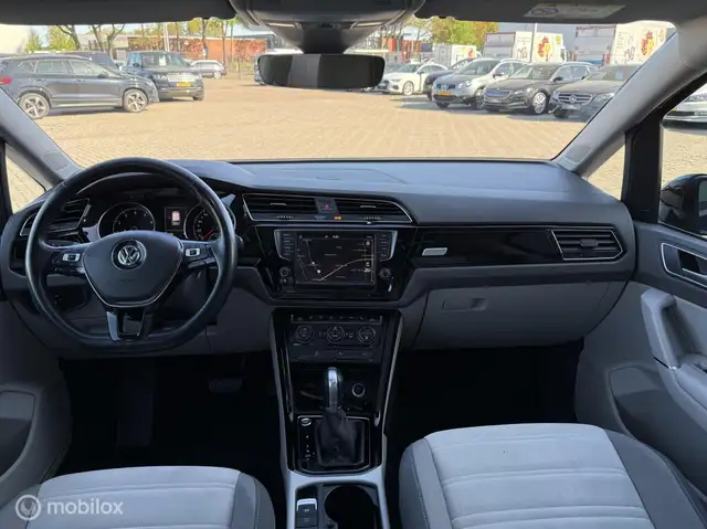 Volkswagen Touran view 2