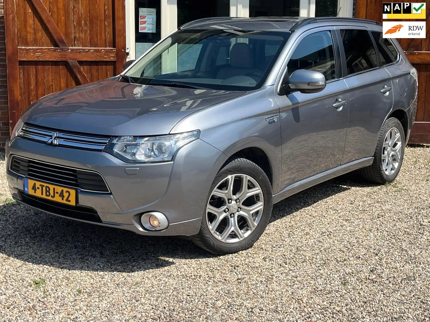 Mitsubishi Outlander 2.0 PHEV Instyle Grijs - 1