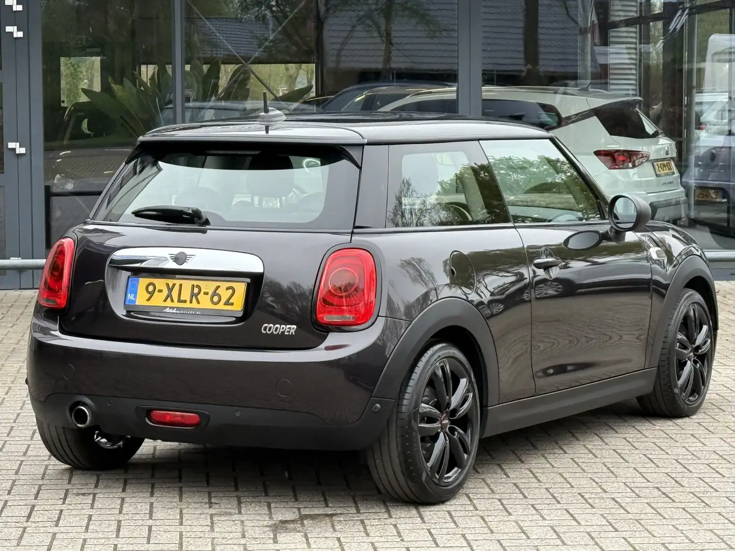 MINI Cooper Mini 1.5 First Born Edition Navigatie/Cruise/Led/K Bruin - 2