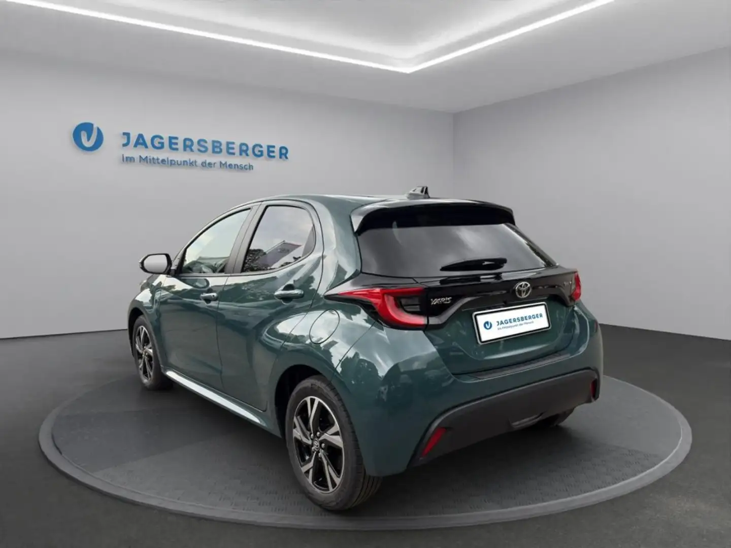 Toyota Yaris 1,5 VVT-i Hybrid Active Drive Grün - 2