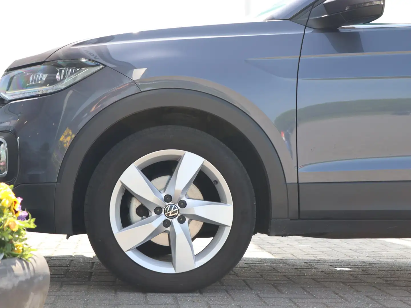 Volkswagen T-Cross 1.0 TSI 110 pk DSG Style Gereserveerd| Navigatie | Grijs - 2