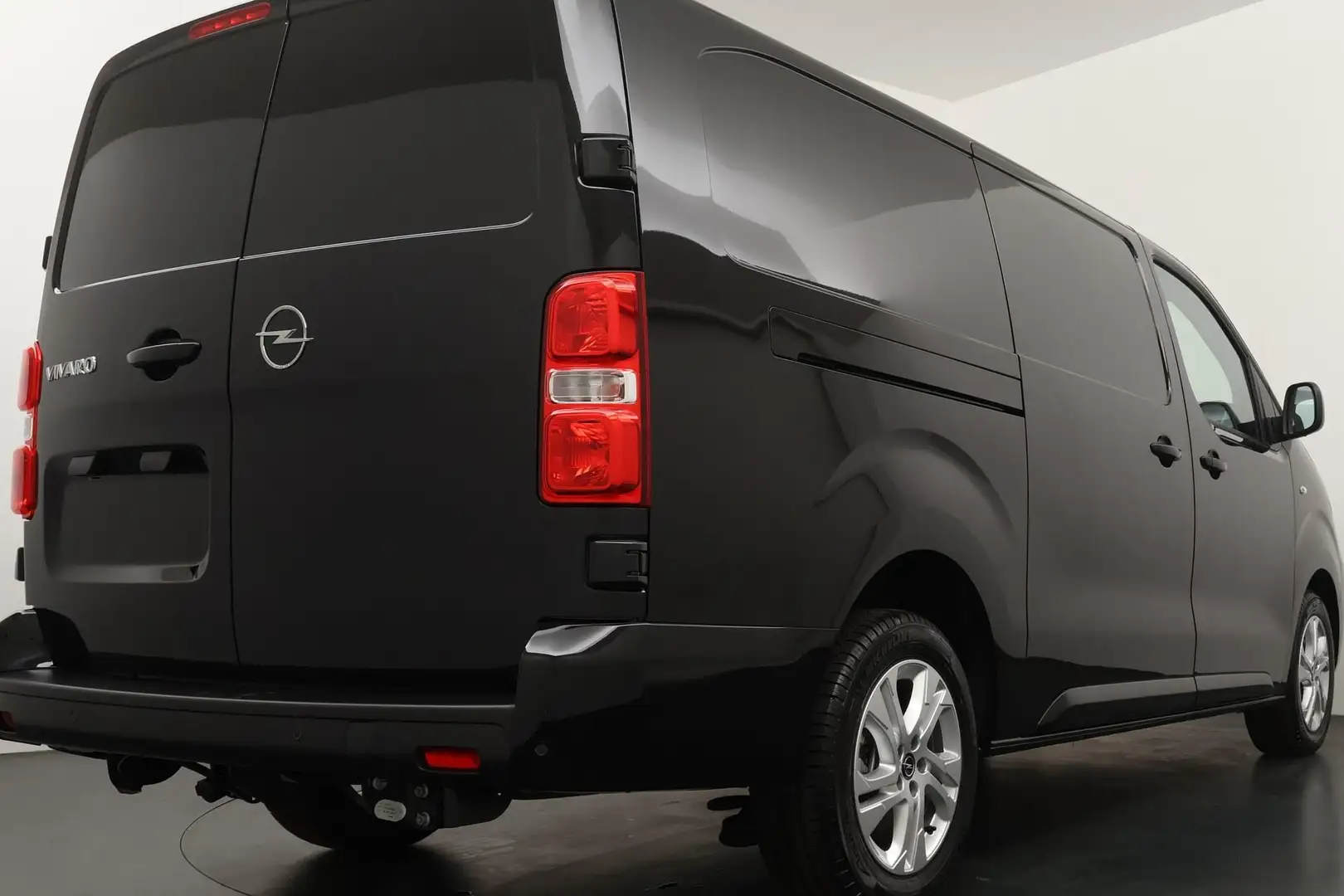 Opel Vivaro 2.0 Diesel 145 L2 Zwart - 2