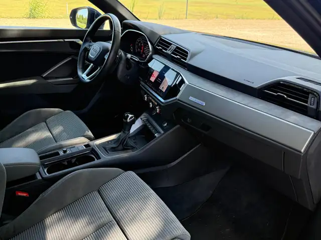 Audi Q3 view 10