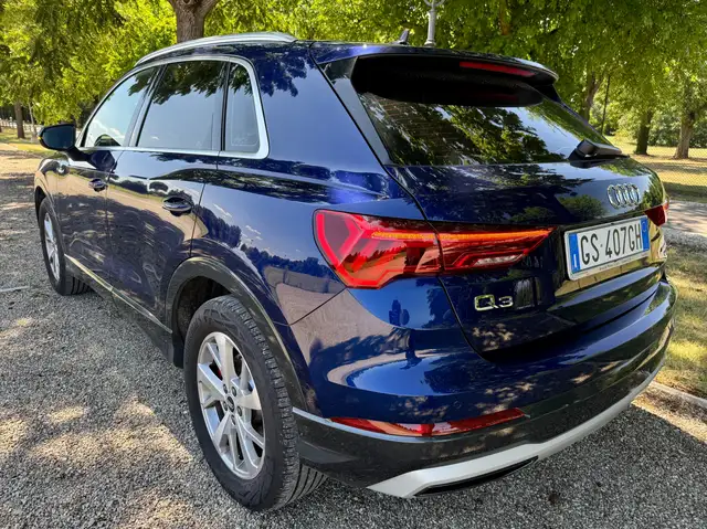 Audi Q3 view 8