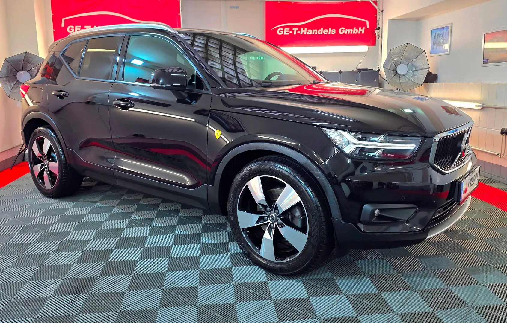 Volvo XC40 2.0d Allrad Aut. Sport-Paket Leder LED Navi Schwarz - 2