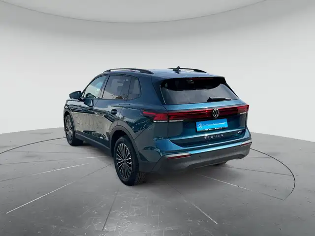 Volkswagen Tiguan view 3