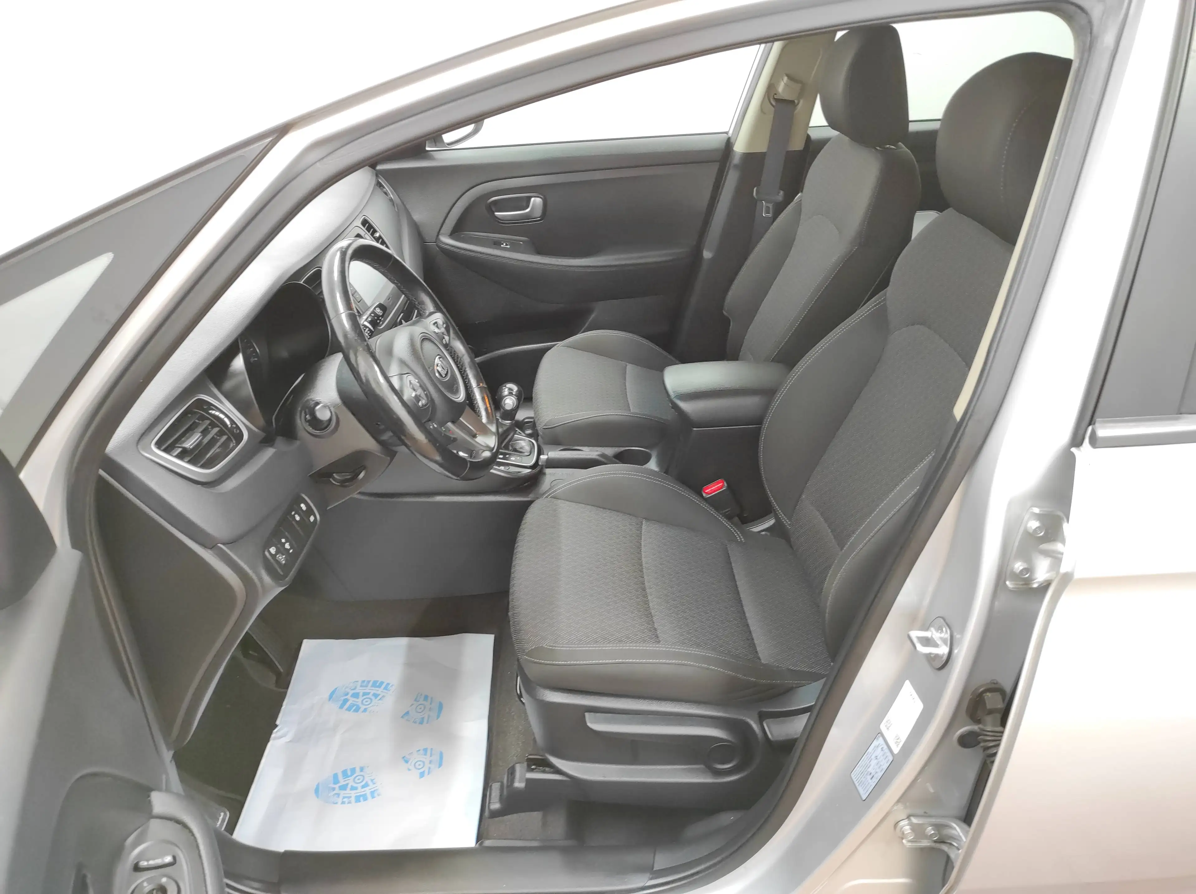 Kia Carens 2.0 KLIMA NAVI KAMERA TEMP BC EURO-6 PDC SHZ USB — photo 9