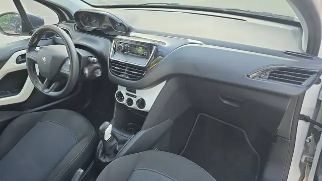 Peugeot 208 view 10