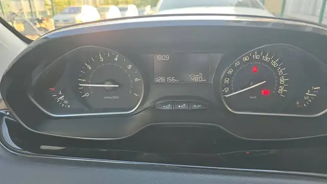 Peugeot 208 view 12