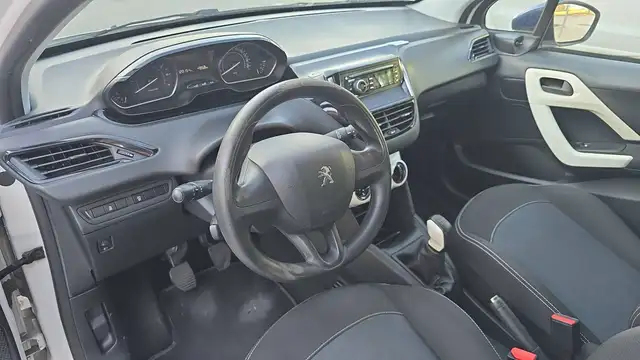Peugeot 208 view 8