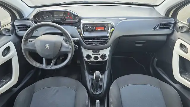Peugeot 208 view 11