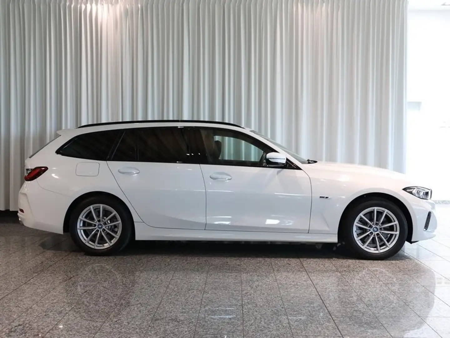 BMW 320 e xDrive Tour. Driv Ass RFK HUD ACC HIFI Weiß - 2