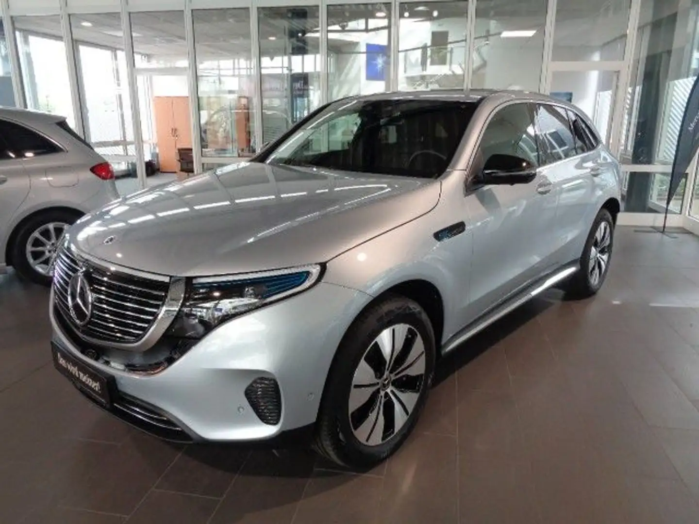 Mercedes-Benz EQC 400 400 4M,DISTRONIC,360°,DACH,SOUND,NP:76.707 Stříbrná - 1