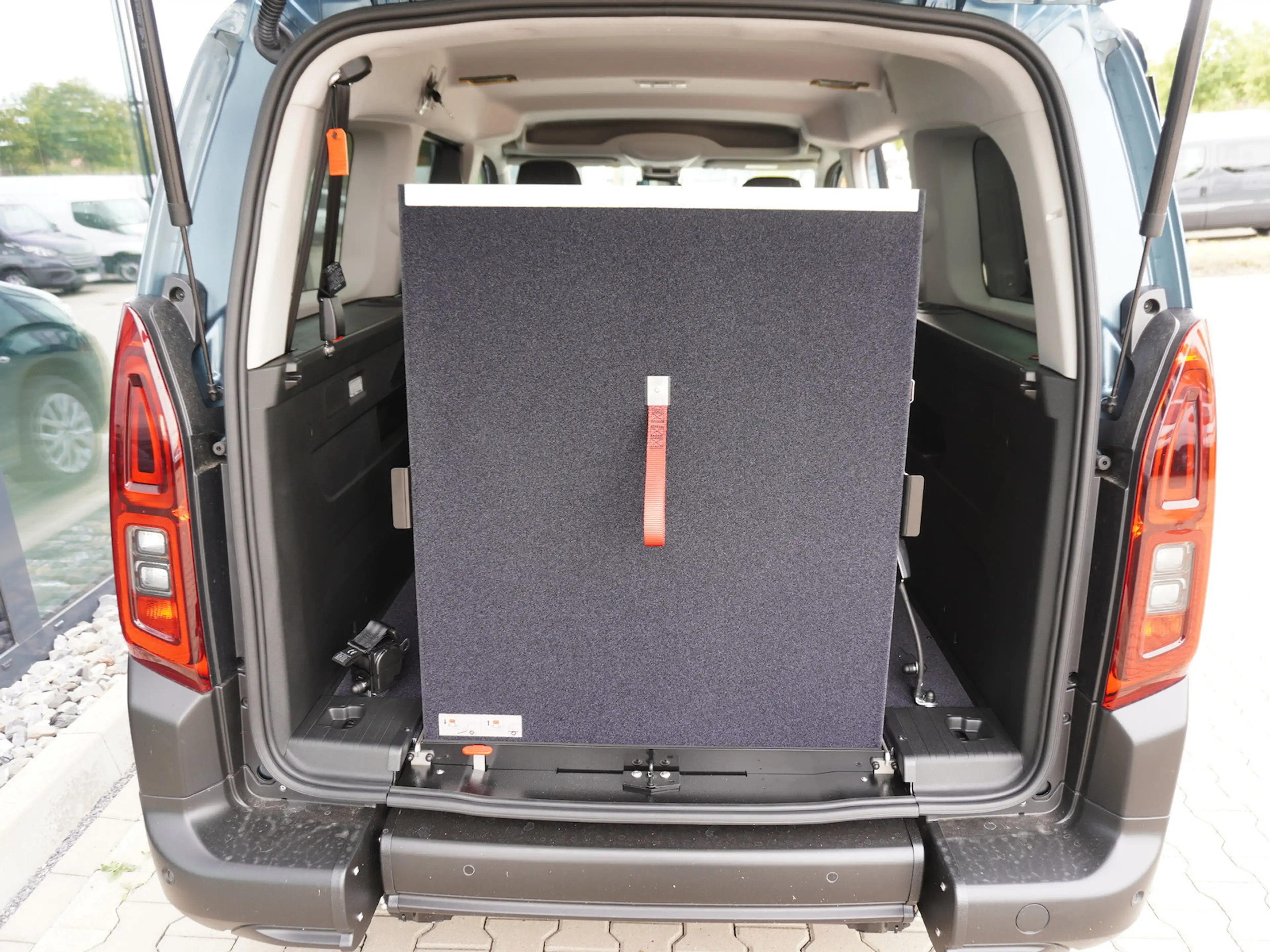 Fiat Doblo Maxi Kombi 130 AT / Rollstuhlumbau AMF — photo 9