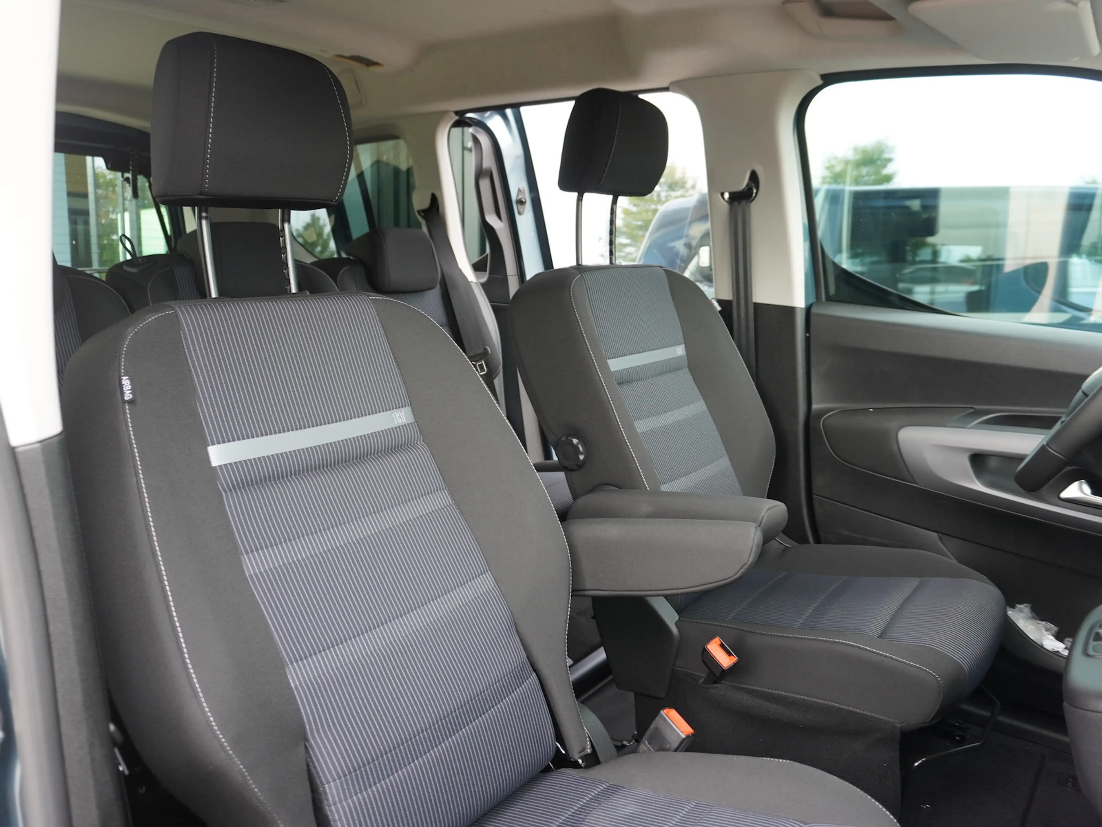 Fiat Doblo Maxi Kombi 130 AT / Rollstuhlumbau AMF — photo 15