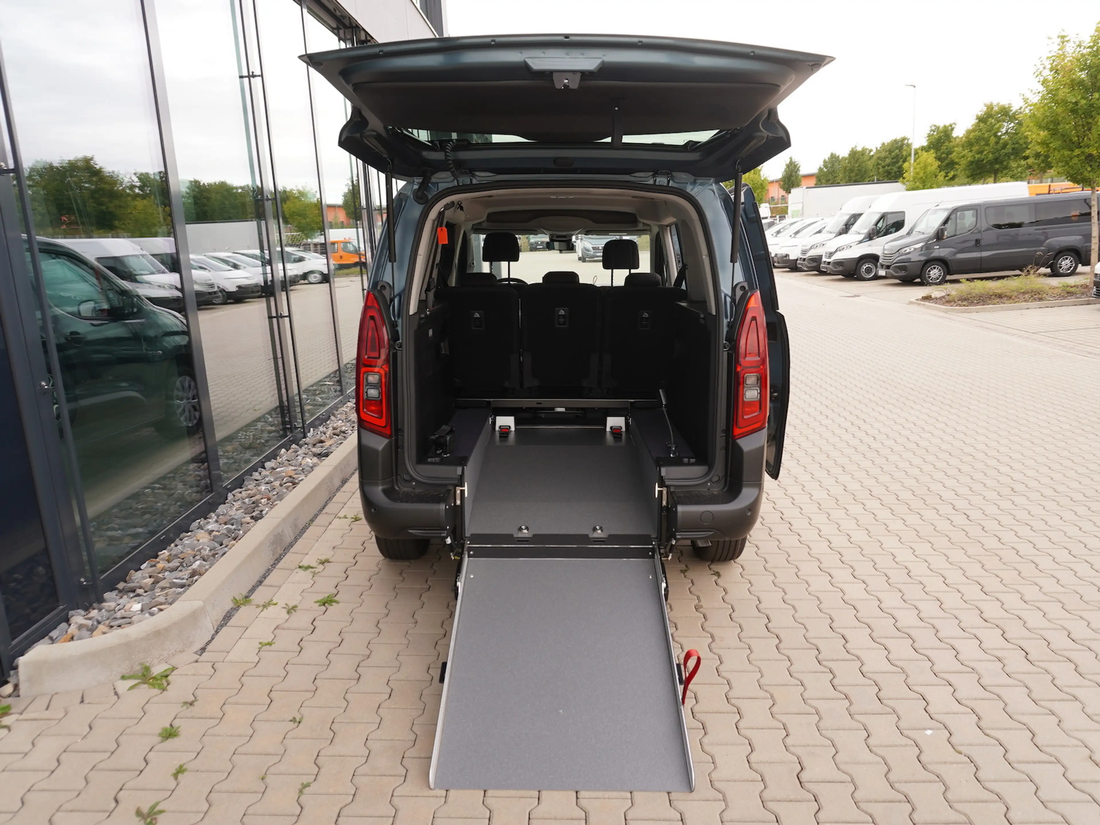 Fiat Doblo Maxi Kombi 130 AT / Rollstuhlumbau AMF — photo 5