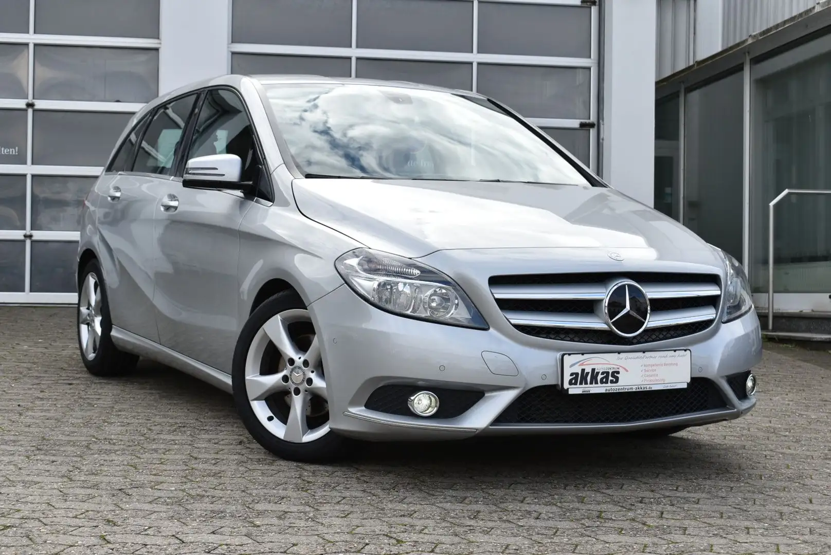 Mercedes-Benz B 180 *sehr gepflegt*Navi*Bremsen Neu* Silber - 1