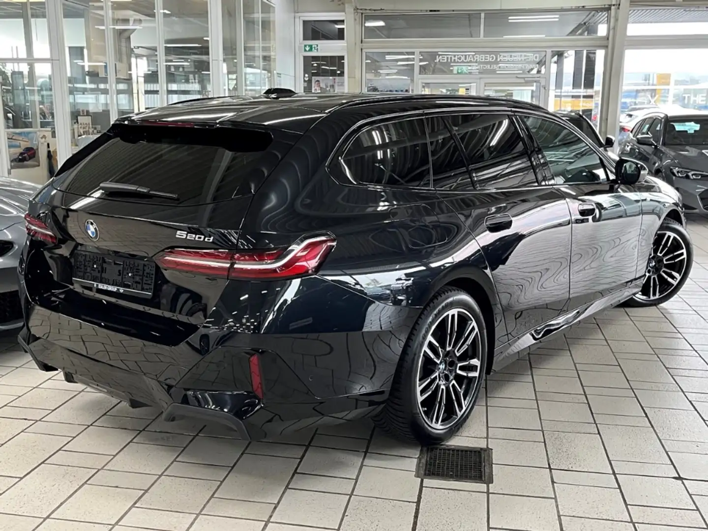BMW 520 d Tour. M Sport AHK Pano Standhzg H/K PAProf Trave Schwarz - 2