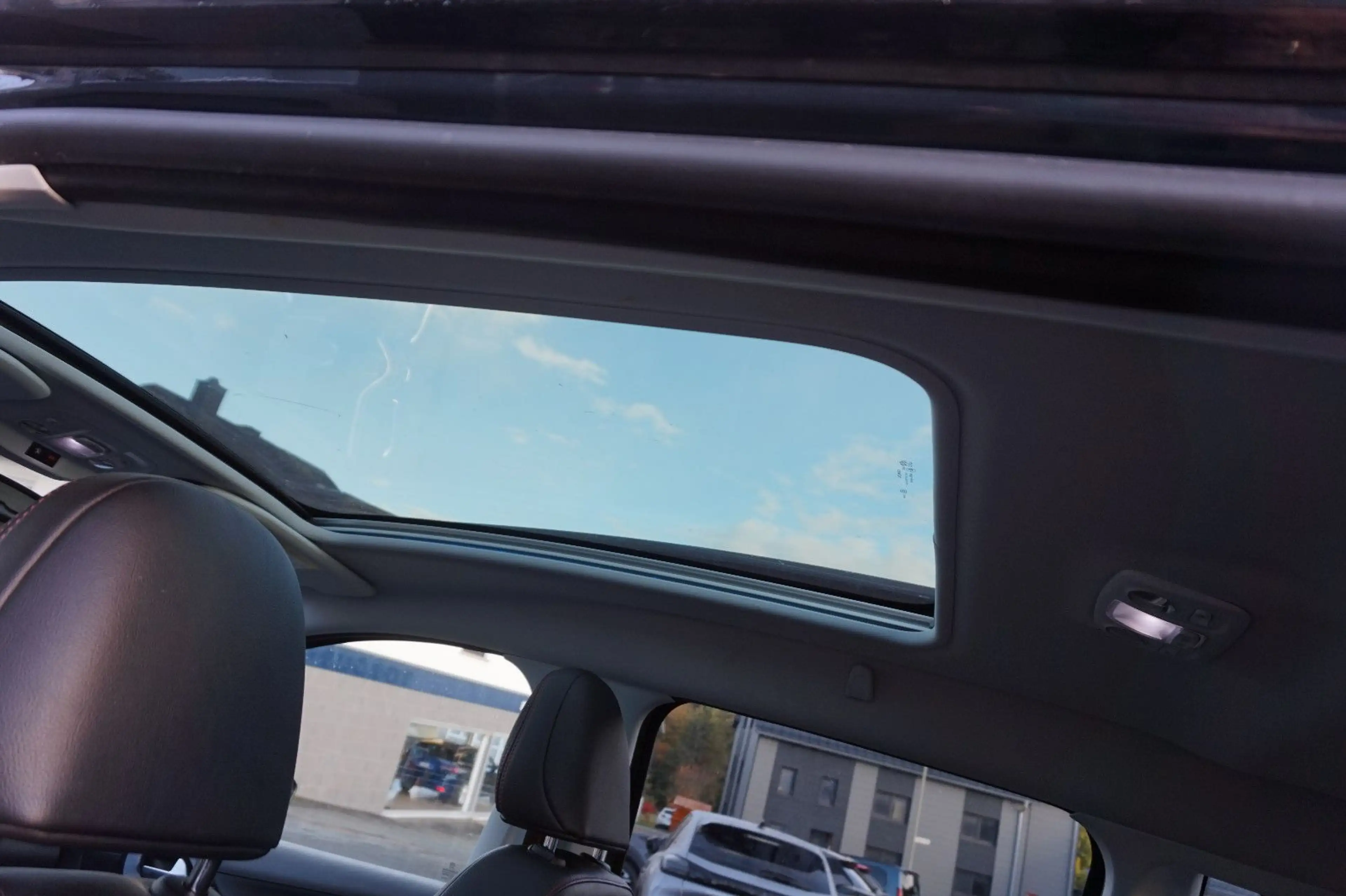 Peugeot 2008 Allure 110 Nur an Wiederverkäufer — photo 11